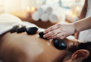 Hot Stone Massage con pietre laviche calde sulla schiena